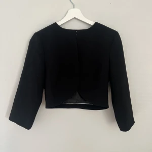 Kort blazer med spänne upptill - Bra skick! 