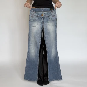 Lågmidjade utsvänga jeans - Jeans från Lee. Midja 34 cm tvärs över och innerben 79 cm