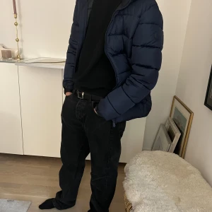 SVD Jacka  - Säljer min Save the duck jacka köpt i vintras. Använd ett fåtal gånger då jag ganska direkt hittade en annan jacka, så hängde mest i garderoben. Jackan är i nyskick utan defekter. Kontakta för mer information. Priset kan diskuteras vid snabbt köp.