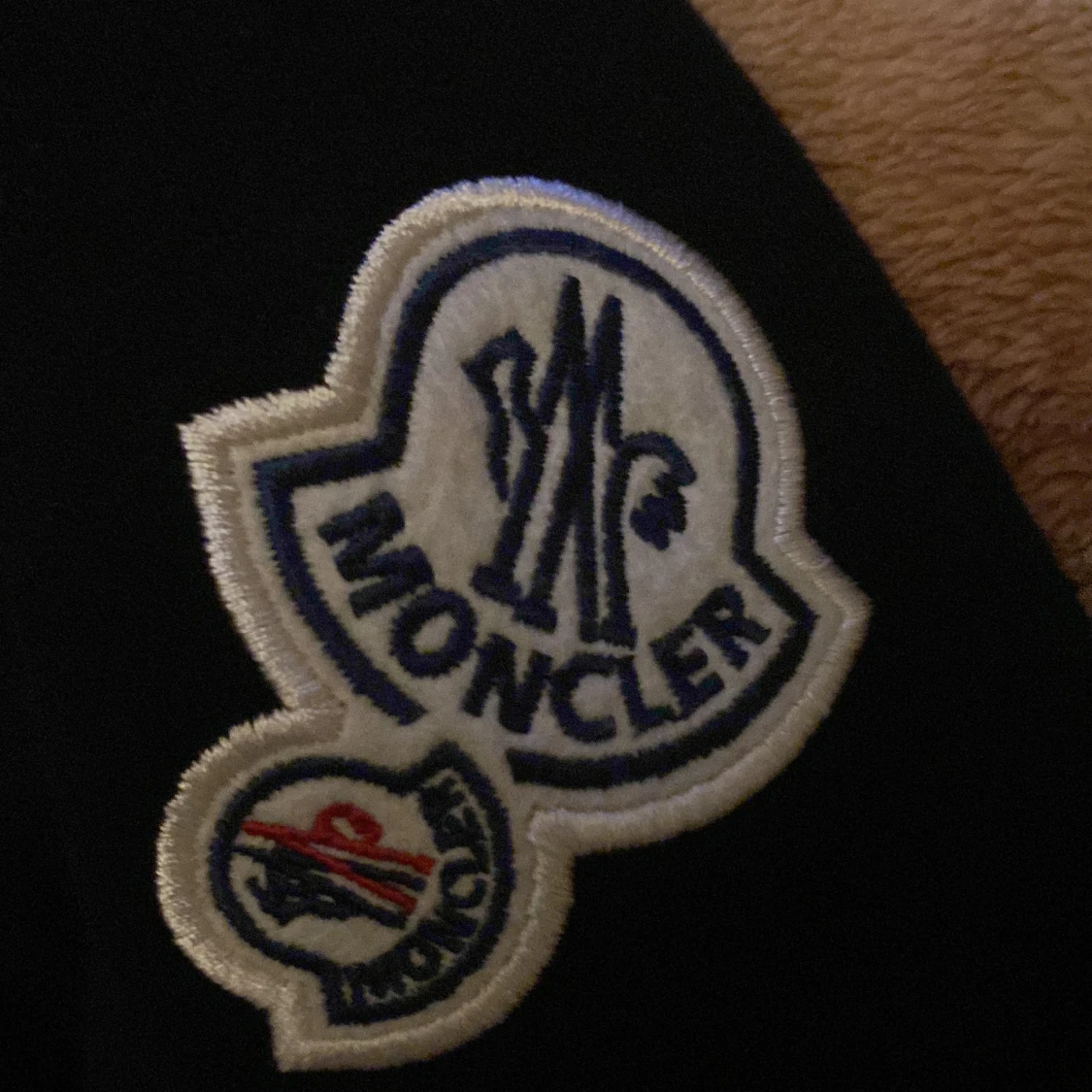 Moncler tröja,aldrig använd anledning för att den inte passade min stil, de är äkta,tveka inte och slå en pling! - 90