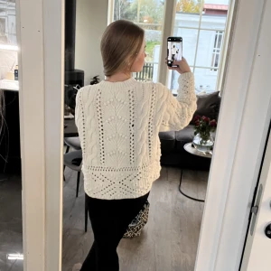 Vit stickad tröja - Stickad tröja från Lindex. Använd runt 5 gånger och är i nyskick. 