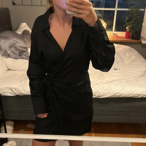 Klänning - Säljer denna silkes klänningen med knyte i midjan och ”skjort” ärmar