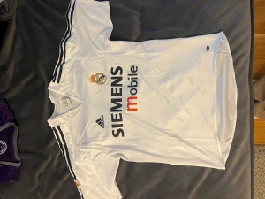 Fotbollströja  - T-shirt från adidas med tryck. Som ny, aldrig använd. Kan mötas upp annars står köparen för frakt! 