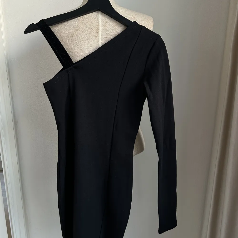 Superfin svart långärmad one shoulder klänning från Stylein.. Klänningar.