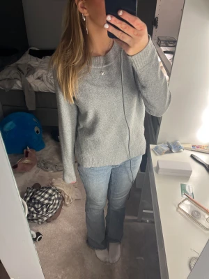 Stickad tröja - Grå stickad tröja från vero Moda. Lite knoppning men annars bra skick!