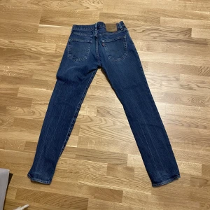 Levi’s jeans 511 - Säljer nu demma Levi’s 511! Användt ett fåtal gånger och är mycket fint skick. Perfekta nu till hösten! Nypris 1200 och mitt mycket låga pris är endast 350 kr! Hör gärna av er vid frågor eller funderingar.