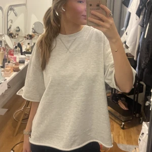 T-shirt zara - Denna populära T-shirt från zara, jättefin men jag använder inte T-shirt så mycket nu på hösten❤️❤️ superfint skick 