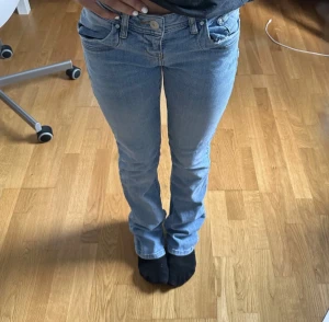 Ltb jeans - Supersnygga lågmidjade ltb jeans men dom har inte kommit till användning, därför säljer jag dom. Lånade bilder från förra ägaren då jag köpte dom här på plick❤️Modellen är valerie💗