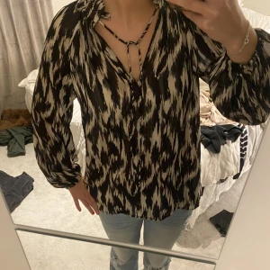 Mönstrad blus - Mönstrad blus från H&M i myckey bra skick 