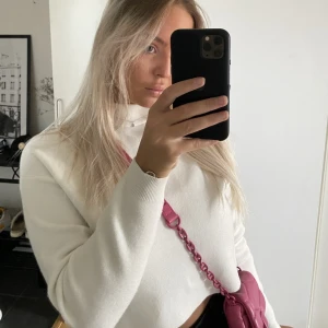 Vit stickad - Jättefin vit stickad tröja (croppad) i det mysigaste materialet! Så mjuk 🧸 perfekt nu till hösten och vintern 🤍 använd 1 gång! Strl M, mer som S 🤍