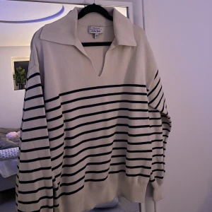 Randig tröja - Säljer den här randiga tröjan från other stories. Den är använd men bara ett fåtal gånger då den är för stor på mig, därav priset! Skriv för fler bilder🩷