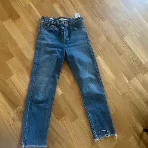 Jeans från Levis.  Mörkblåa  24/29 Ny pris; 1200kr