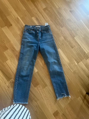 Mörka Levis  - Jeans från Levis.  Mörkblåa  24/29 Ny pris; 1200kr
