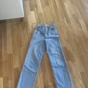 Ljusa jeans från Levis.  Storlek 23/29 Ny pris:1200kr