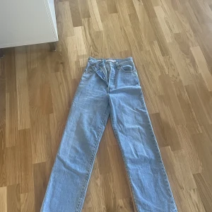 Levis- ljusa jeans  - Ljusa jeans från Levis.  Storlek 23/29 Ny pris:1200kr