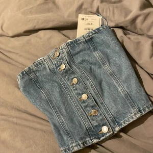Jeans topp - Jeanstopp i storlek S , aldrig använt säljer för 130kr
