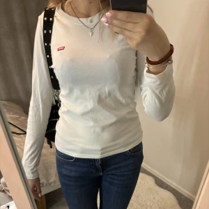 Levi’s långärmad tröja - Jättefin Levi’s långärmad tröja som jag ej får användning av längre. Använt ett par gånger med är i mycket fint skick. Skriv vid frågor/bilder💗Pris kan diskuteras!❤️