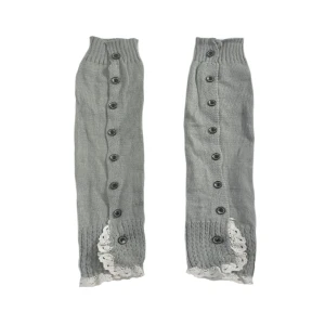 Benvärmare - Grå benvärmare med spets längst ner som går att knäppa upp🫶🏻🫶🏻Har aldrig använts så är alltså i nyskick :) 