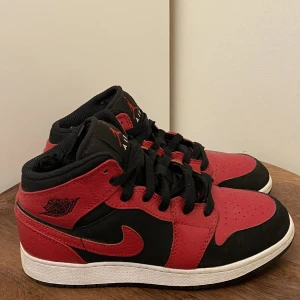 Jordan 1 mid - Jordan 1 mid storlek 36, använda fåtal gånger. Kontakta gärna för mer information. Har kvitto på mejl som kan skickas vid behov.