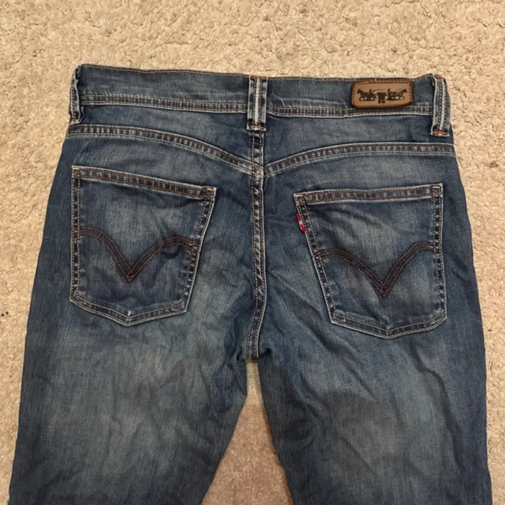 Vintage aktiga Levis jeans i super fint skick och fin passform!! Innerbensmått 82 cm Midjemått 39 Pris kan diskuteras men snabbt köp vinner. Jeans & Byxor.