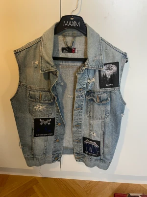 Hårdrocks väst - En gammal vest som jag inte använder längre. Ge bud om du är intresserad!  Kan mötas upp i Stockholm.