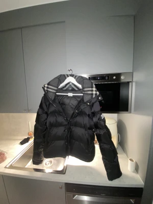 Burberry jacka  - Size S men passar M  Är 190 lång o passar mig perfekt Säljer då jag ej använder längre 