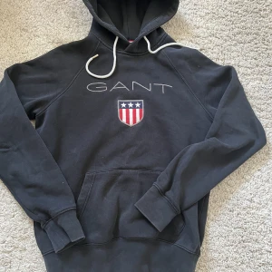 Gant hoodie - Säljer den då jag har vuxit ur den. Okej skick.