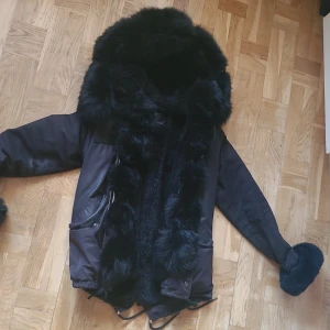 Garoff jacka - Hej! Säljer min dotters Garoff parkas jacka Stl S den är i fint skick och håller en varm