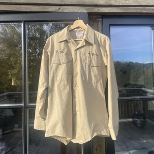 Unik vintage skjorta - Unik vintage skjorta köpt på Grailed.  Skick 9/10 aldrig använd.  Storlek: M För fler frågor skicka pm! Mvh, Max.