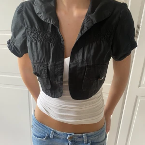 Cool bolero - Så cool och unik bolero som går att bäras på flera olika vackra sätt!!! Köp sker visa Dm på insta eller hör på Plick💗💗 