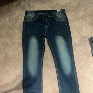 Jätte snygga jeans! - Skit snygga jeans, dock står det inte på ser vart det är ifrån.