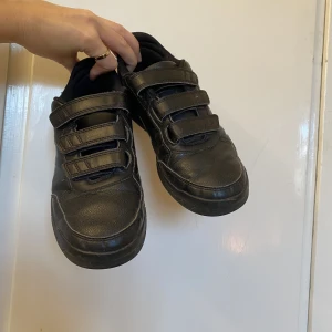 Adidas sneakers  - Så najs, jag har 38 men jag har  39 och tycker de funkar