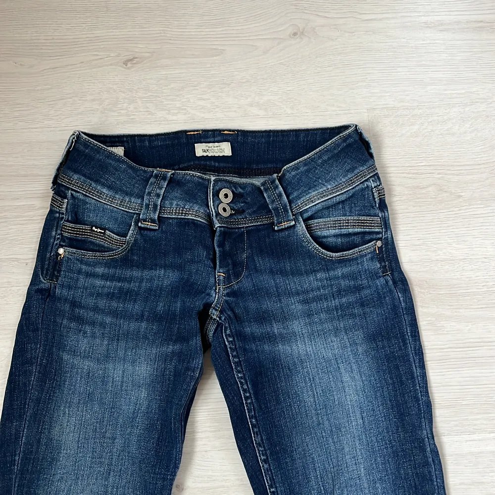 Extremt fina Lågmidjade pepe jeans. Modell straight låg midja. Jättebra skick. Pris går att diskuteras men inte under 300kr. Midjemåttet är 76  . Jeans & Byxor.