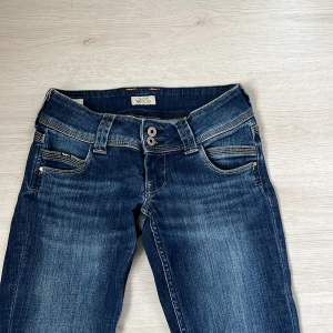 Extremt fina Lågmidjade pepe jeans. Modell straight låg midja. Jättebra skick. Pris går att diskuteras men inte under 300kr. Midjemåttet är 76  