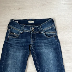 Lågmidjade jeans - Extremt fina Lågmidjade pepe jeans. Modell straight låg midja. Jättebra skick. Pris går att diskuteras men inte under 300kr. Midjemåttet är 76  
