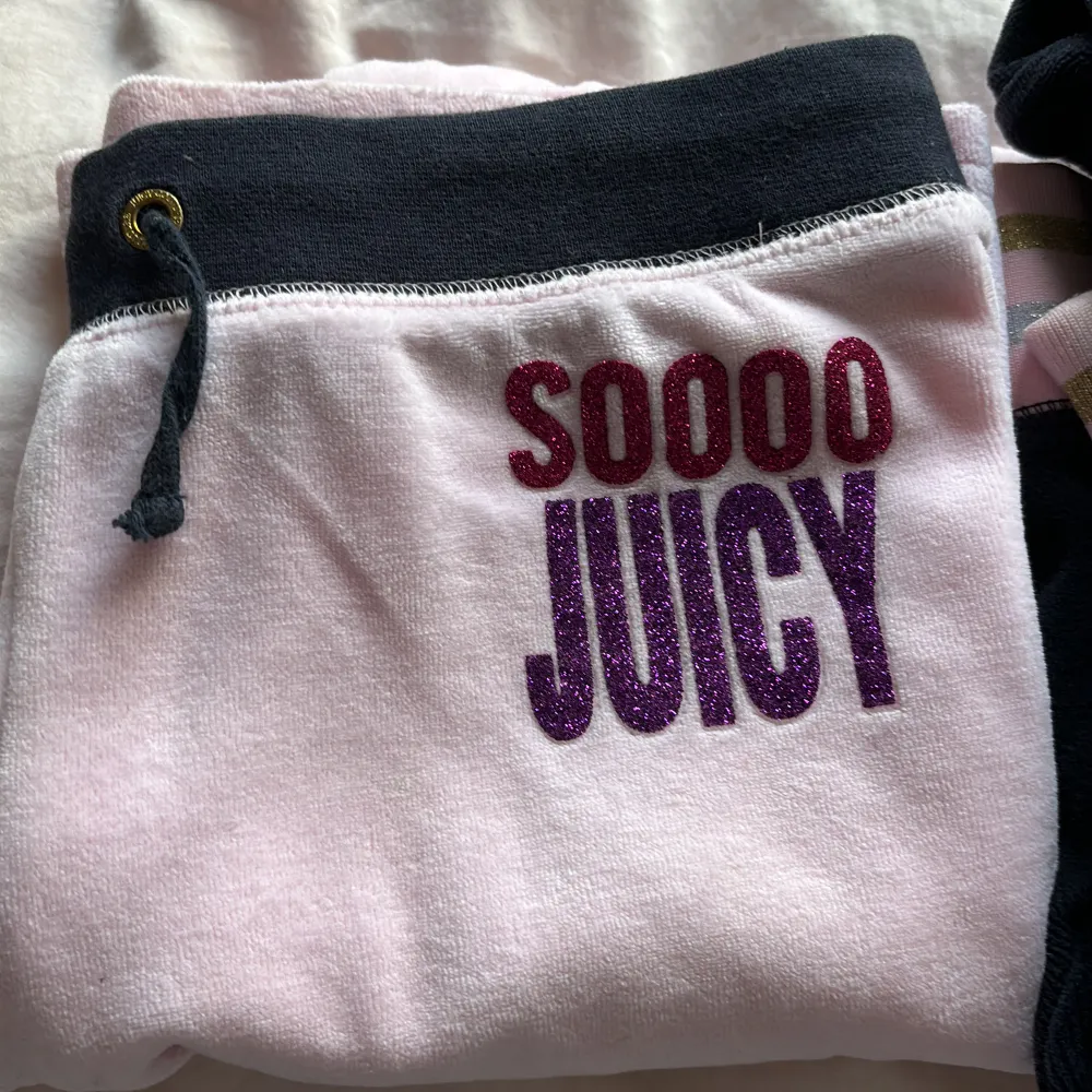 Juicy Couture set (kan säljas enskilda) i rosa och mörkblå💕 Båda är i bra skick, andvända sparsamt. Köpt för cirka 2000 kr men säljer båda för 950 eller en för 500. 💗 pris kan diskuteras . Jeans & Byxor.