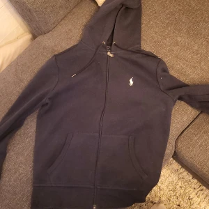 Zip Ralph Lauren marinblå  - Säljer nu min tröja från Ralph Lauren då den är förliten. Använd ca 10 gånger Ny pris 1500kr Säljes för 650kr. Kom med bud 