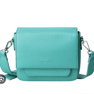 Carin Wester väska - Carin Wester väska i en blågrön färg, i superfint skick, skriv för egna bilder!❤️‍🔥