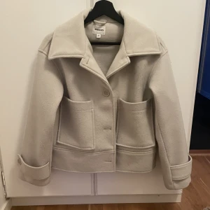 Kappa - Säljer denna så söta vita kappa då den inte kommer till användning. Köptes i våras men sparsamt använd utan defekter. Nypris 900kr.  skriv för fler bilder💗