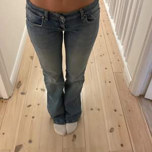 Blåa lågmidjade jeans från LTB. Modell Roxy,  färg Vicky Wash 💗 Använda två gånger så dom är verkligen i nyskick!!!! Storlek 27/32 men passar mig som vanligtvis var 26 i midjan. 