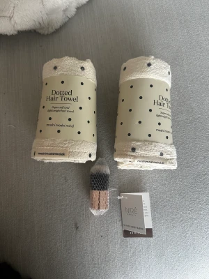 Handdukar - Säljar 2 par mikrofiberhanddukar till håret. Båda för 100kr. I köpet ingår även en sminkborste