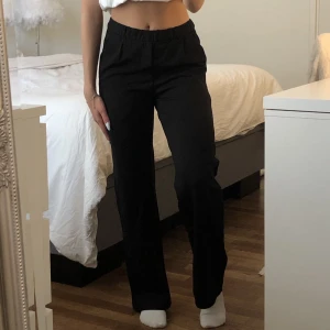 Kostymbyxor  - Säljer mina kostymbyxor från lager 157 i storlek xs, då de inte kommer till användning. Fint skick, endast användt fåtal gånger. Jag är 158 cm lång🩷