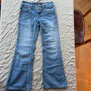 Lågmidjade jeans  - Superfina lågmidjade jeans i perfekt skick. Bara använda en gång. Säljer då de är lite för små på mig som är 160cm.