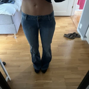 Lågmidjade jeans - Storlek enligt lappen är W30 L33 men midjemåttet är ca 39cm rakt över och innerbenslängd ca 82 cm. Min kompis på bilderna har normalt sätt 36/38 och är ca 170 för referens