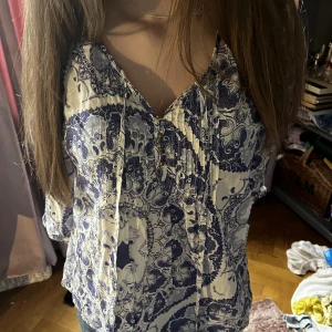 Blå mönstrad blus - Super gullig blå mönstrad blus från flash woman är i storlek S