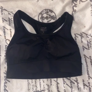 Casall sport topp - Säljer denna svarta sport topp från casall då den inte används längre. Storlek s. Kom privat för frågor eller funderingar💖
