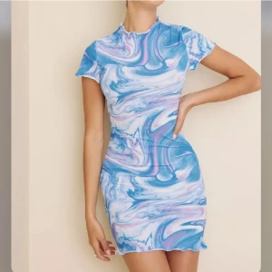 Festklänning  - Blå mönstrad festklänning, aldrig använd. 