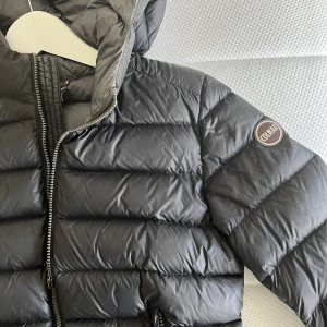 Colmar jacka - Säljer min fina colmar jacka som är använd en vinter 2020 ej använd sedan dess där av lite dammiga bilder. Jätte fint skick och väl omhändertagen!