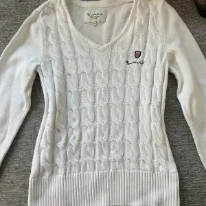 En fin stickad tröja från bondelid att ha nu till hösten 🤍 ( uppmärksamma bild 3 där det syns att den har en liten fläck på sig)