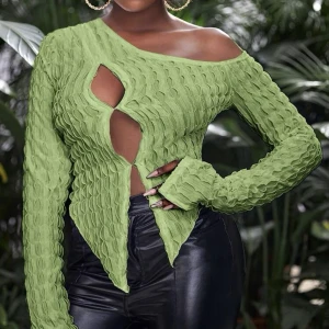 Topp - Grön tröja, säljer pga att jag köpte en storlek för stor vilket är synd för den är jättefin. (inte genomskinlig) 🤓🌷